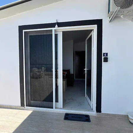 Villa Seima - Bright Holiday Apartments With Large Rooftop Terrace & Sea View In Vlore, Quietly Located Apartment *