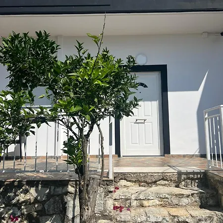 Villa Seima - Bright Holiday Apartments With Large Rooftop Terrace & Sea View In Vlore, Quietly Located Apartment