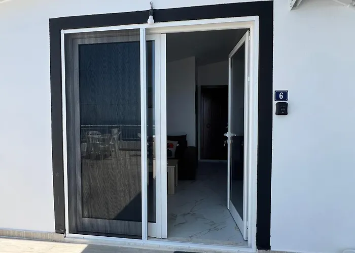 Villa Seima - Bright Holiday Apartments With Large Rooftop Terrace & Sea View In Vlore, Quietly Located Apartment *
