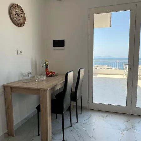 Apartment Seima - Bright With Large Rooftop Terrace & Sea View In Vlore, Quietly Located Vlorë