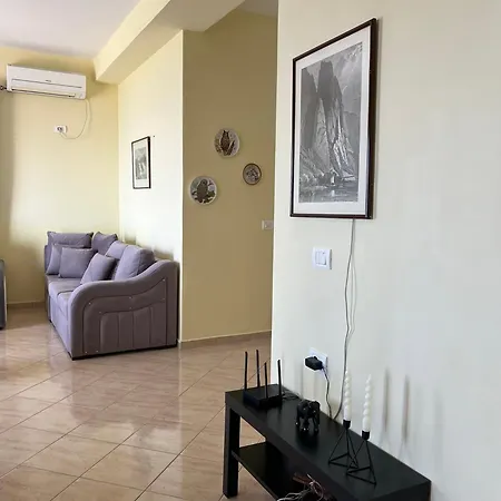 Seima - Bright With Large Rooftop Terrace & Sea View In Vlore, Quietly Located Apartment Vlorë