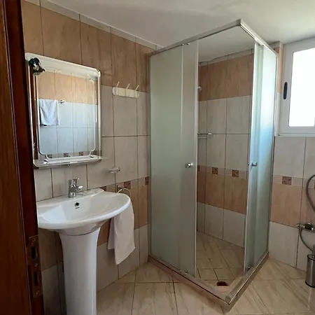 Seima - Bright With Large Rooftop Terrace & Sea View In Vlore, Quietly Located Apartment